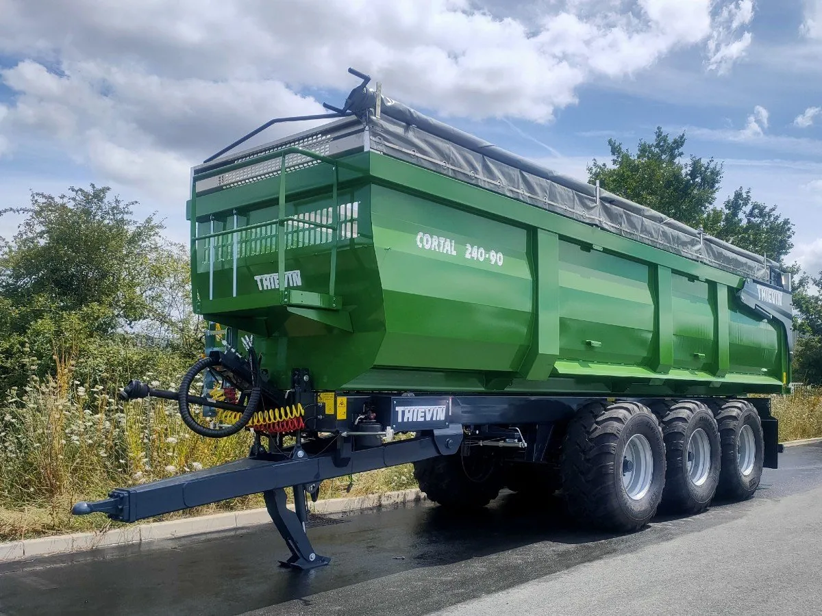 Vue 3_4 arrière remorque agricole Cortal 240-90 (bâche à règle avec passerelle avant)